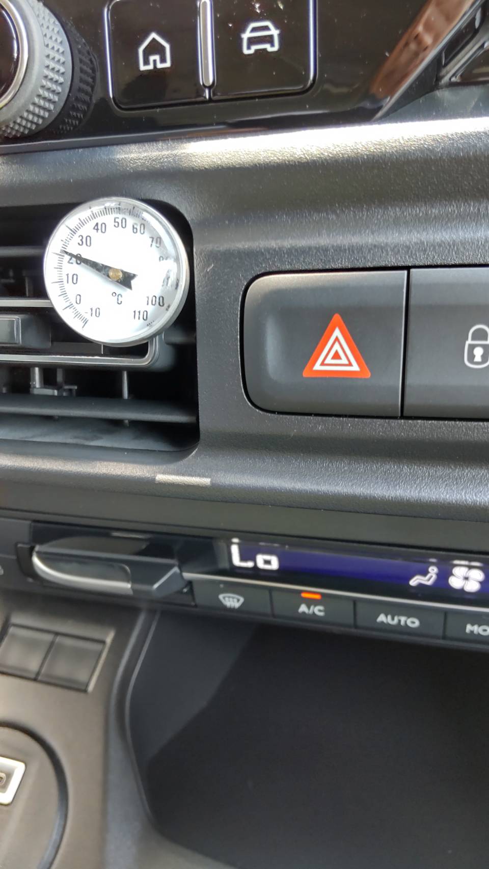 夏本番のお出掛けは、カーエアコンの特性を活かして、暑さに対応するのがおすすめでございます。